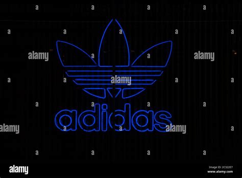 adidas logo schwarzer hintergrund|adidas logo erfahrungen.